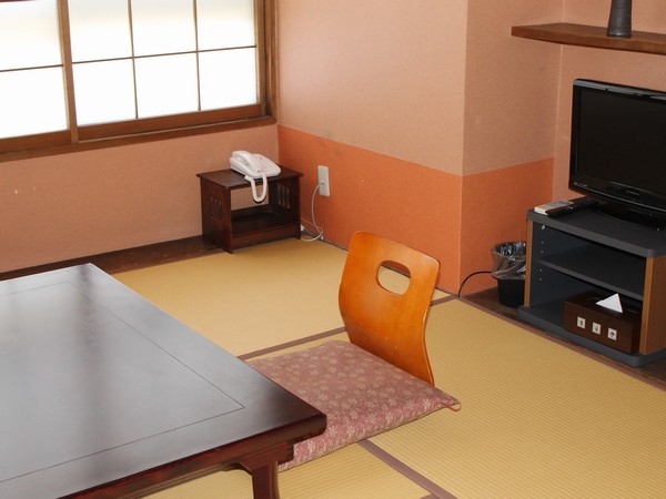 An example of a guest room (6 tatami mat courtyard side)