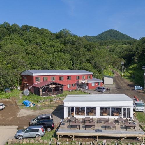 ■外観■お食事は隣接の知床海岸食堂（写真手前の白い建物）にてお召し上がり頂きます。