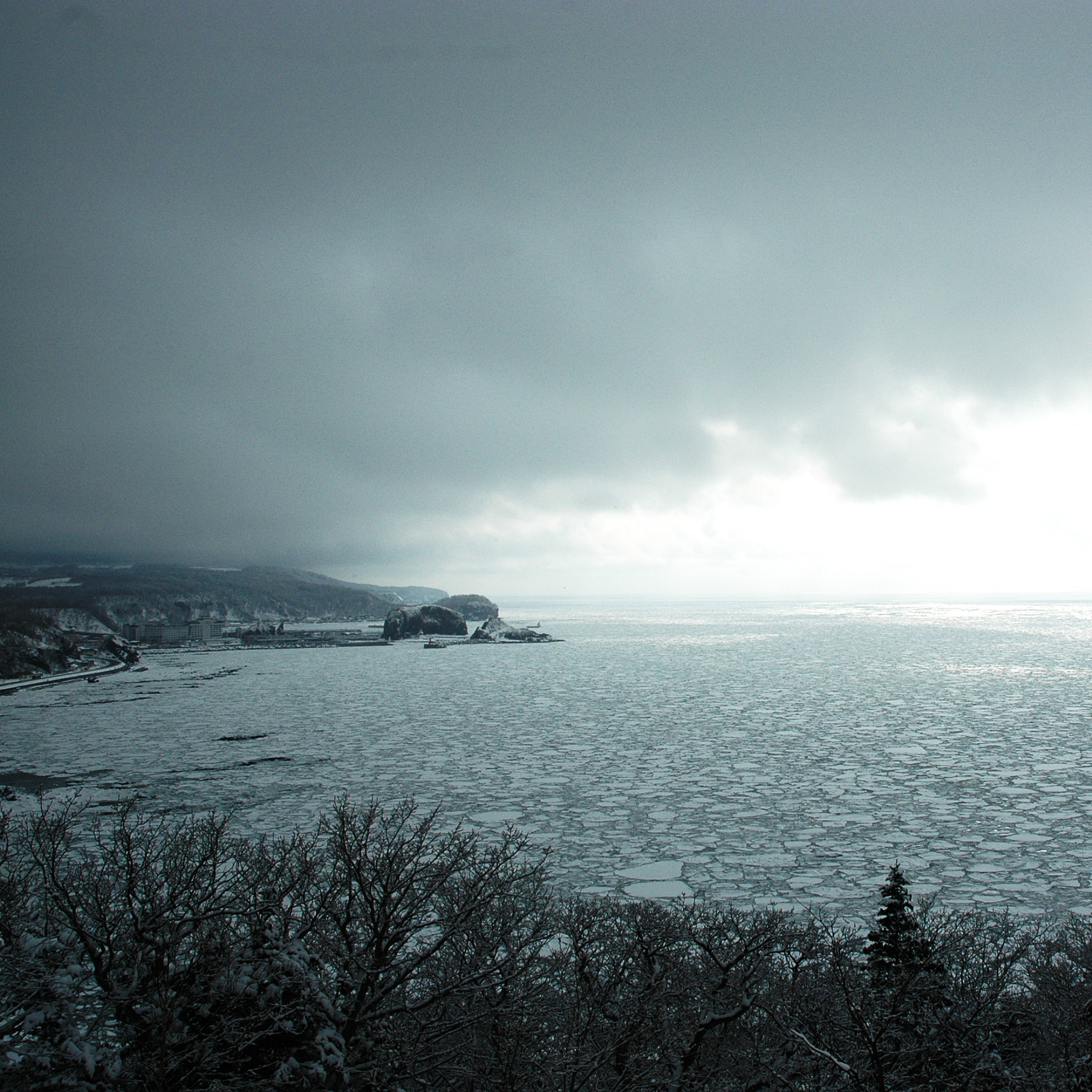 ■周辺景観■知床八景でもあるプユニ岬（当館から車で4分2.5km ）から見た流氷