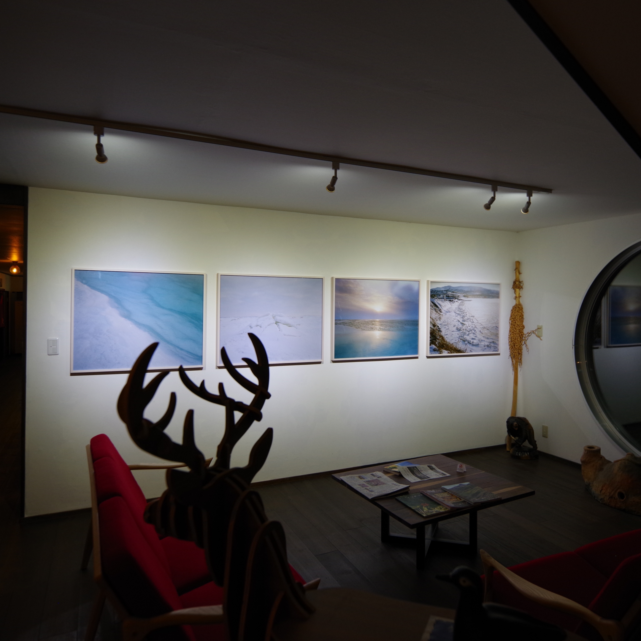 ■施設■ロビーには石川直樹さんの写真を展示しています。2019年流氷の起源を求めロシアへ。