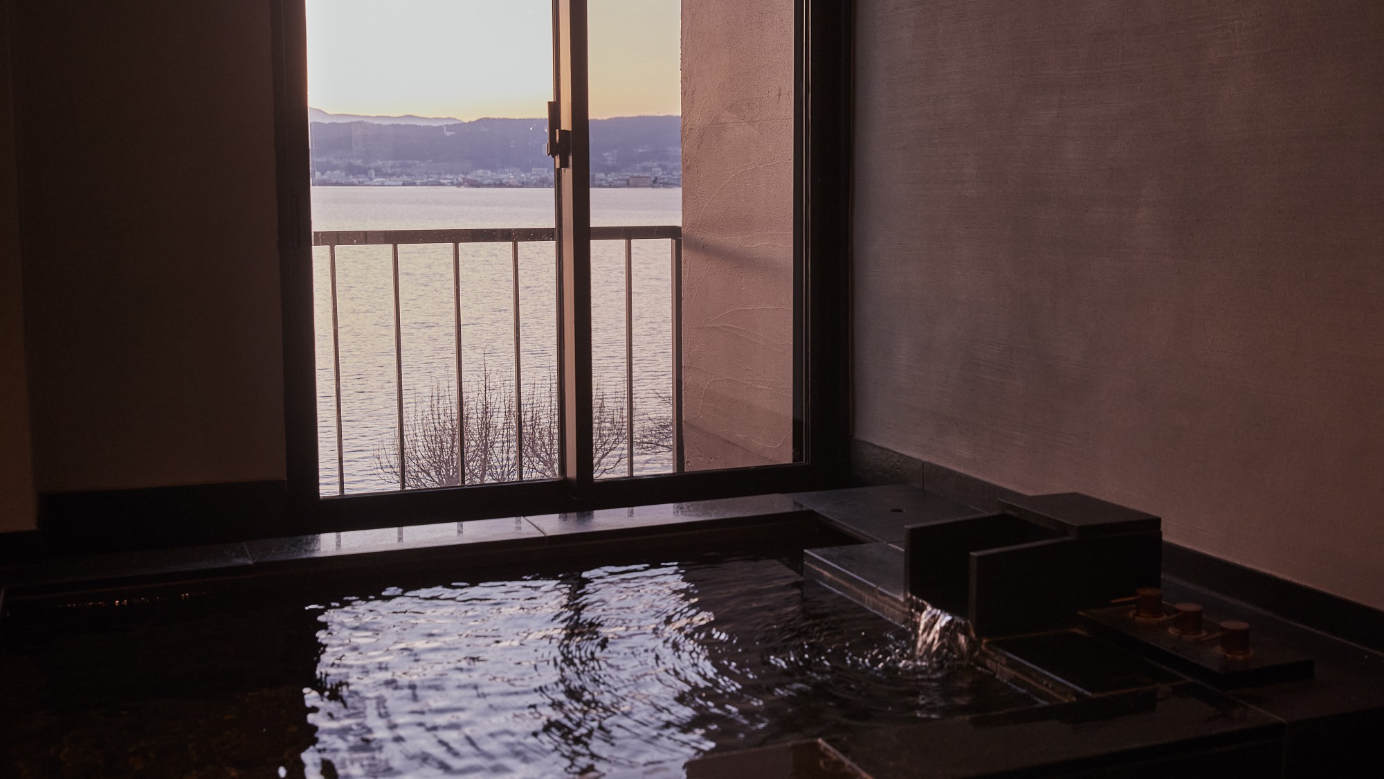 客室露天風呂◇諏訪湖一望の美景を独り占め