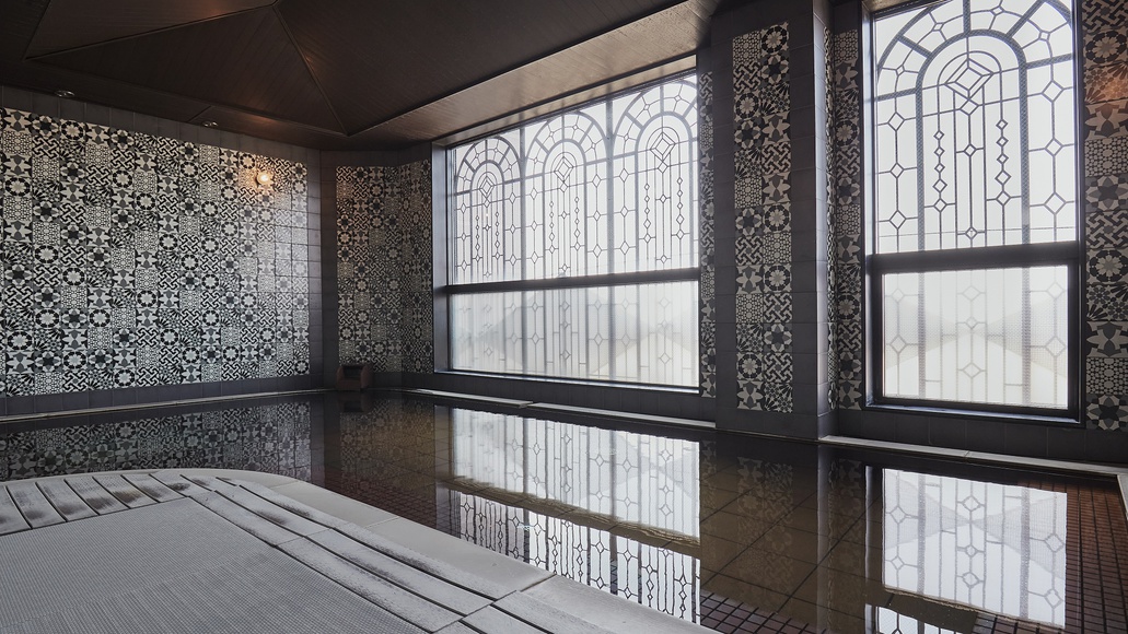 【男性大浴場】窓にはアイアンフレームを施したアールデコスタイルの大浴場※ご移動には階段がございます