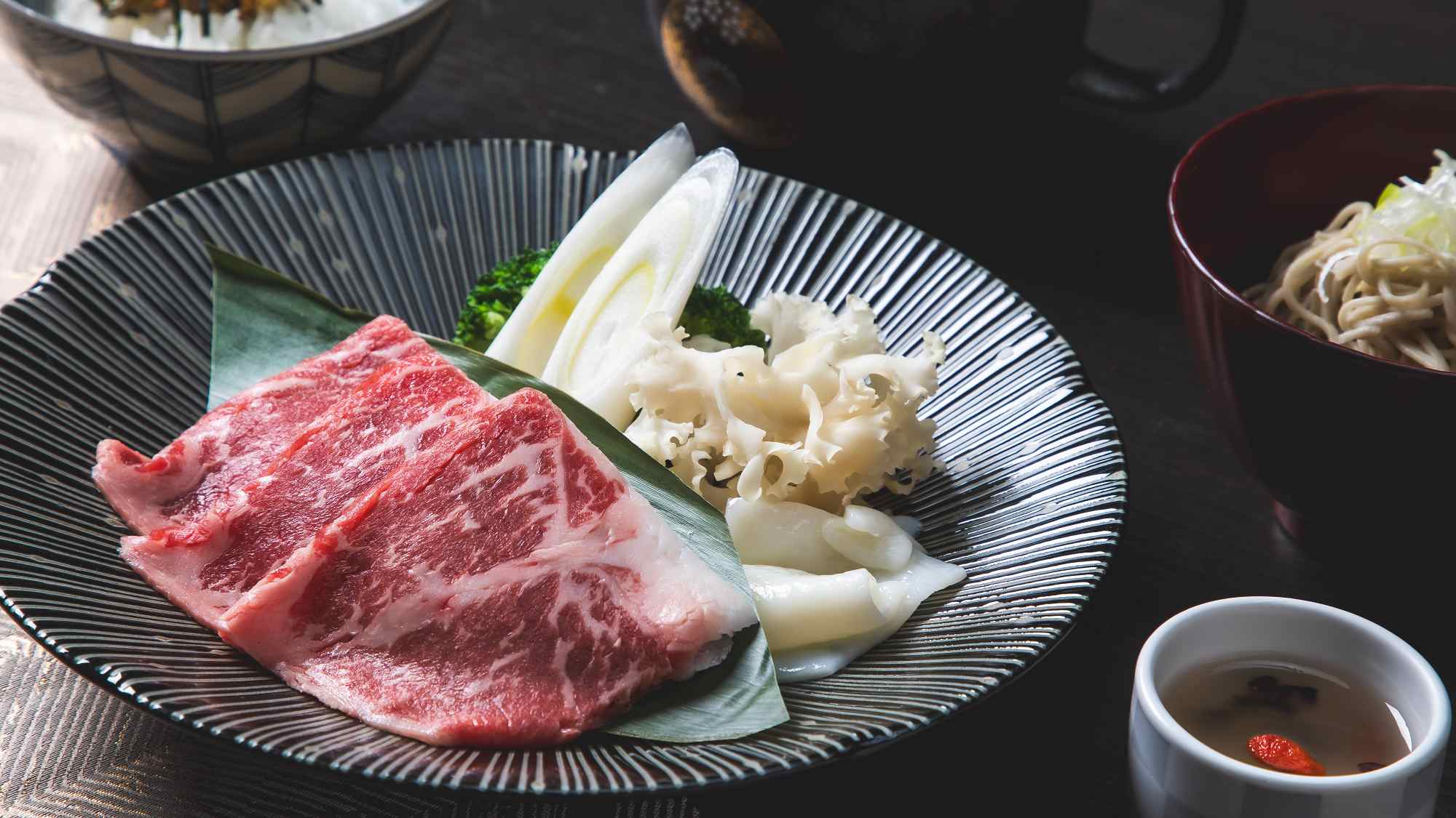 【美湖膳】《火の物》信州産牛のサーロインしゃぶしゃぶ　ぽん酢とごまだれ