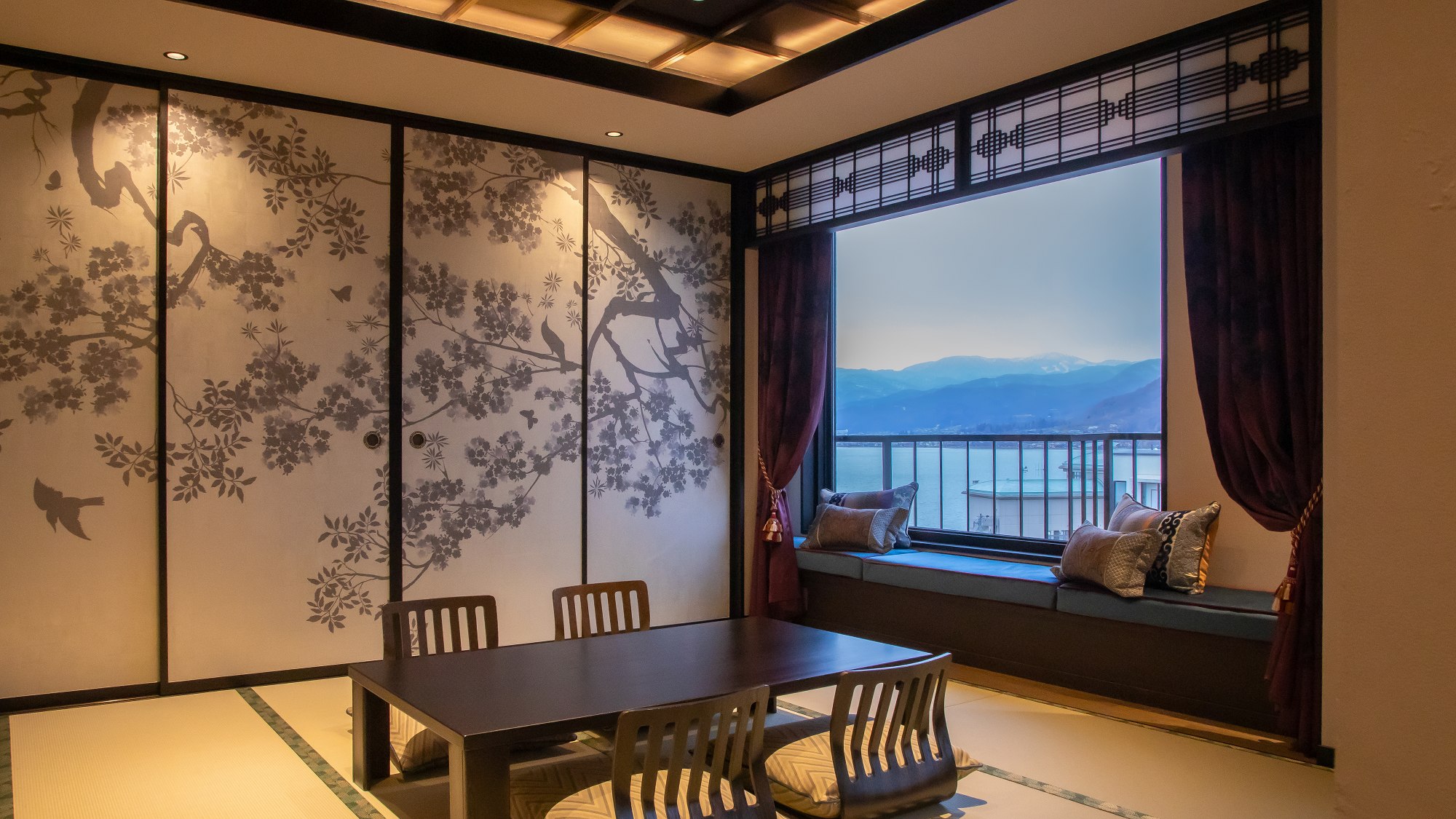 【山神◇和洋室】窓の左手には部分的に美しい諏訪湖と山並みが臨めます