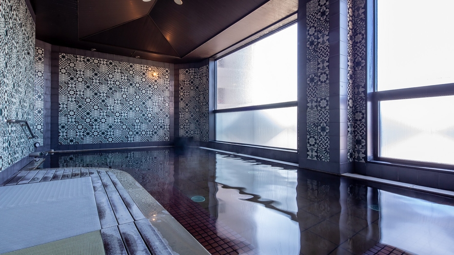 【男性大浴場】刻一刻と表情を変える諏訪湖を味わう贅沢な休息※ご移動には階段がございます