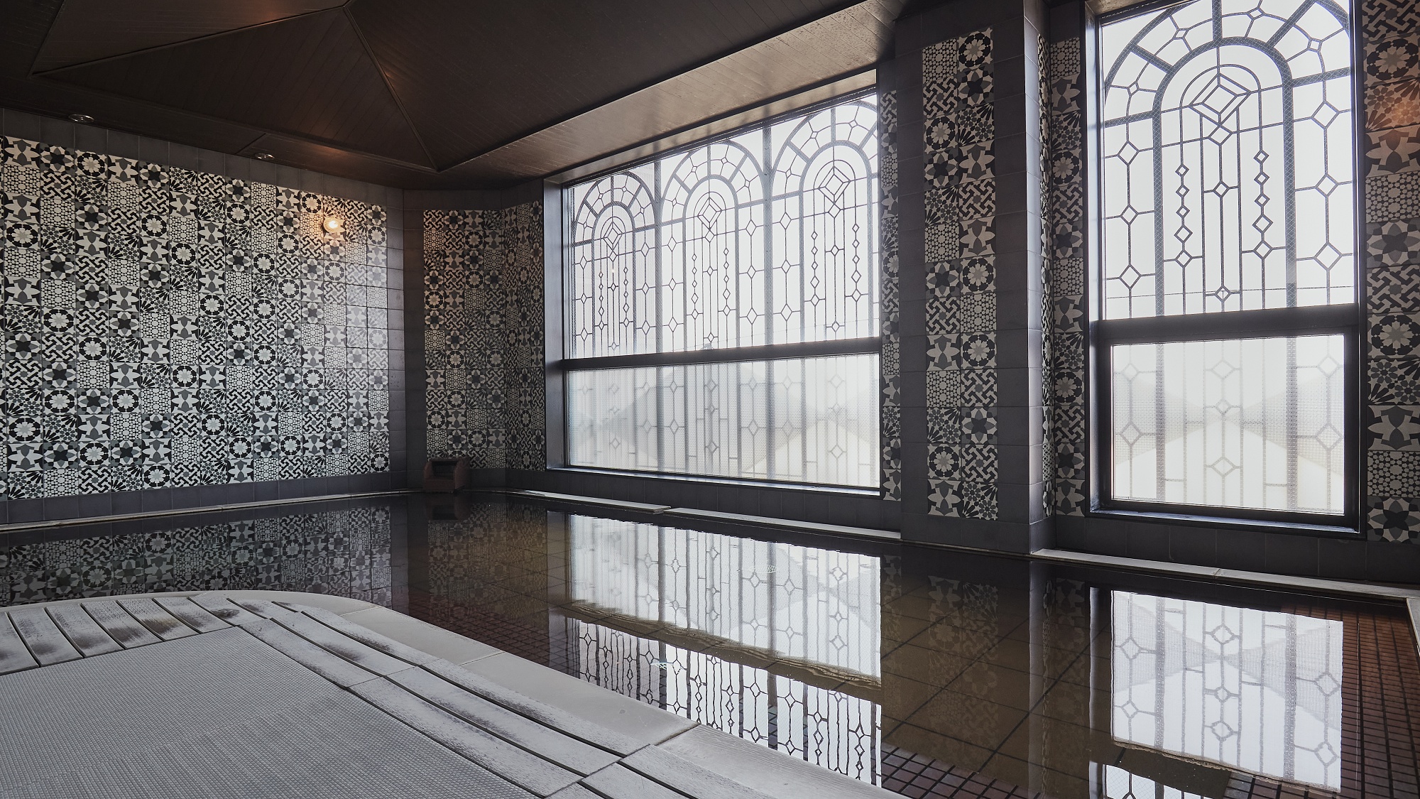 【男性大浴場】窓にはアイアンフレームを施したアールデコスタイルの大浴場※ご移動には階段がございます