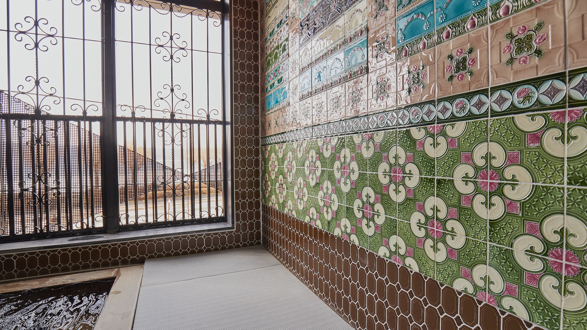 【女性大浴場】アンティークタイルのプラナカン・エアーバス