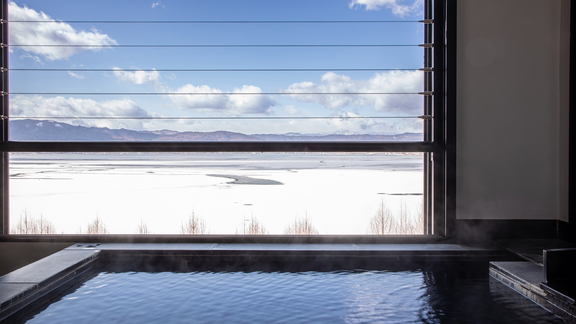 ※お客様の安全の為、スイート客室露天風呂の窓際に柵もしくは転落防止ワイヤーを設置しております。