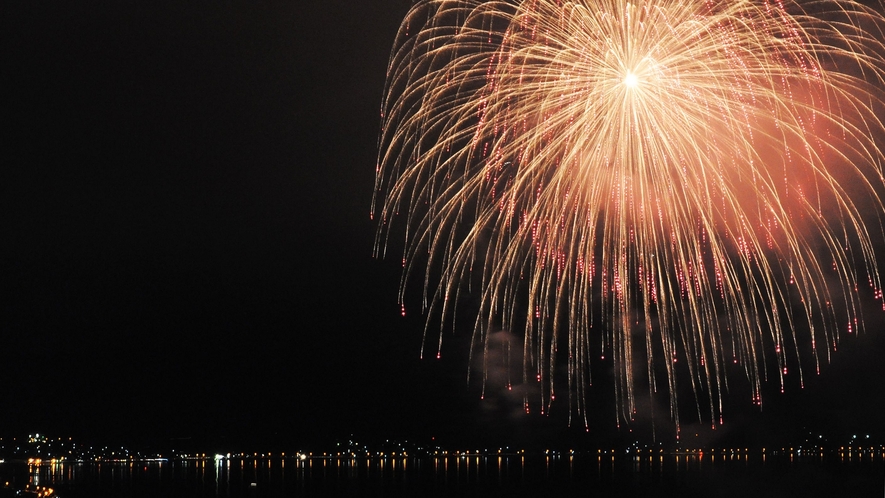 【湖上花火】諏訪湖のほとりで諏訪湖の花火をご堪能いただけます。
