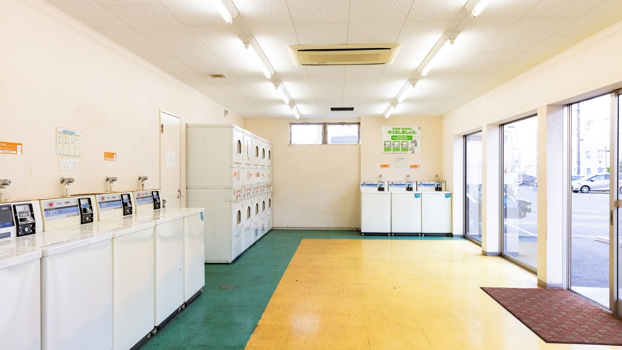 コインランドリー店内