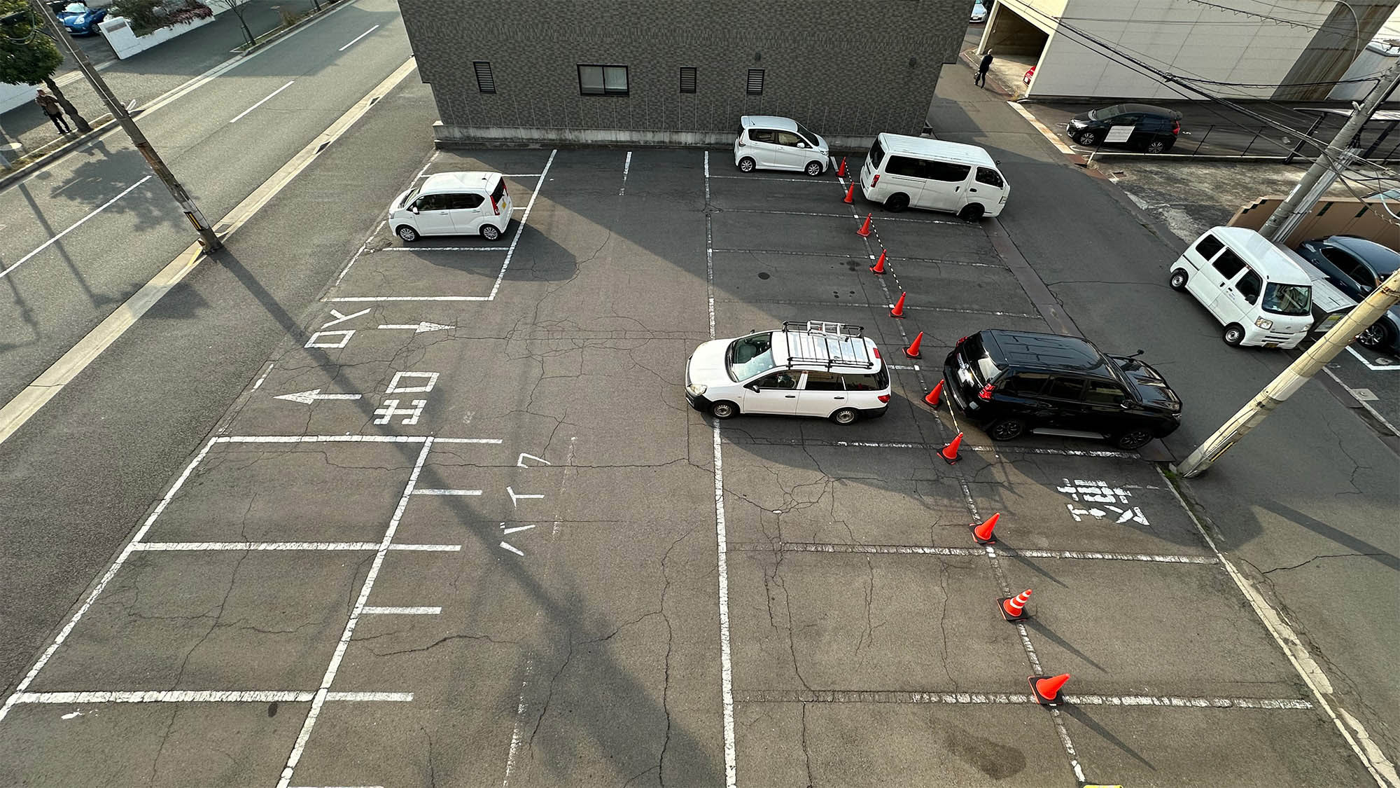 ・【駐車場】25台の無料駐車場がございます（当日先着順）