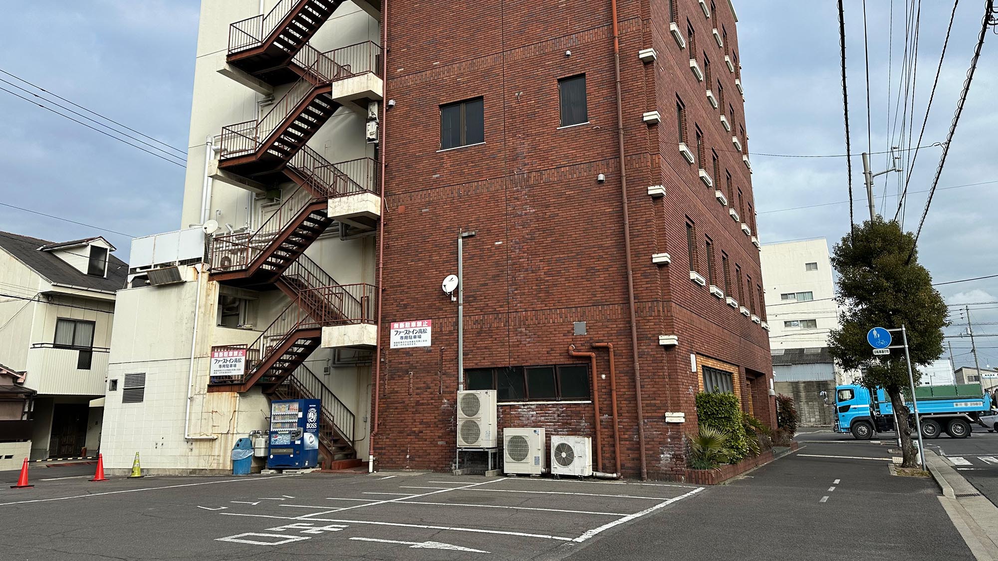 ・【駐車場】ホテルの南側に専用駐車場がございます