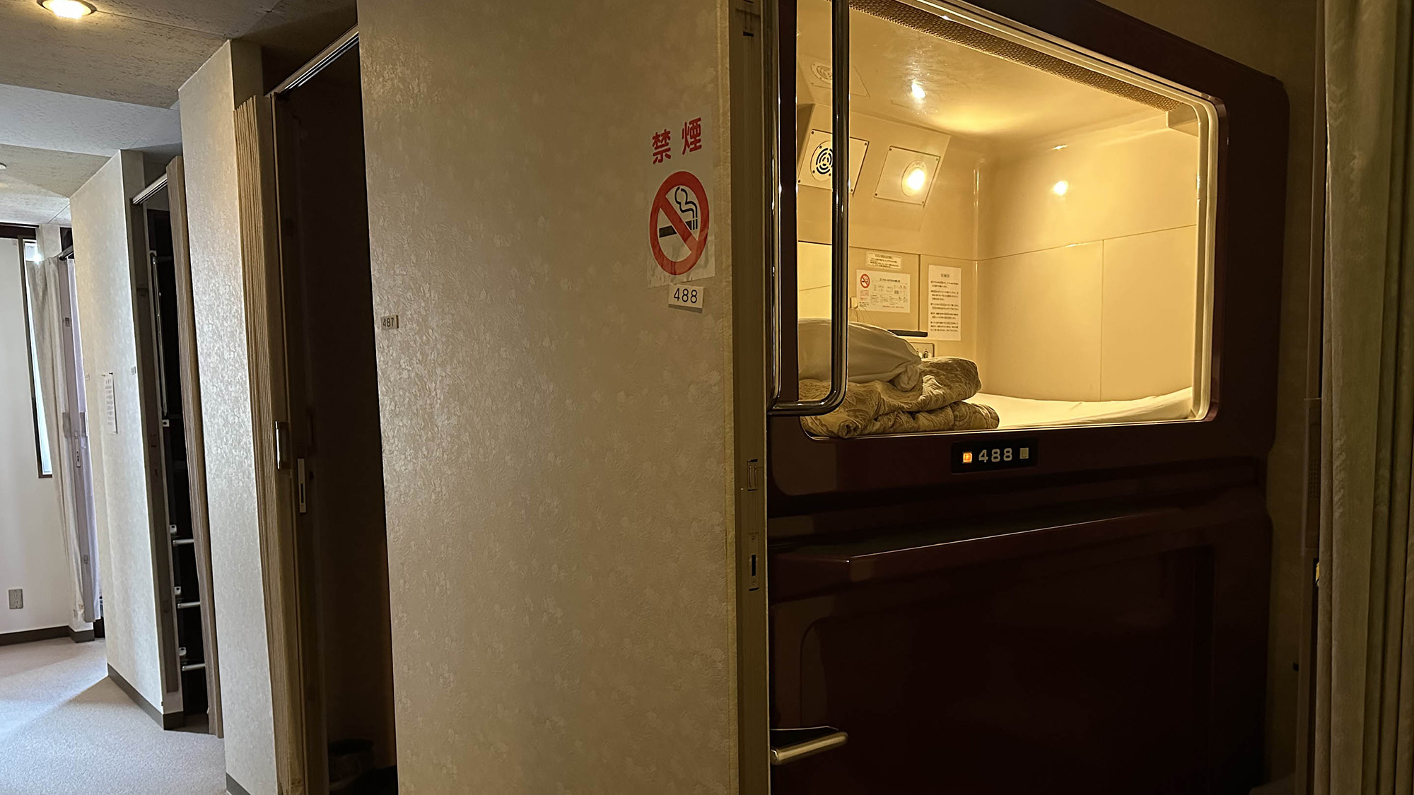 ・【個室カプセルルーム】スタンド付デスク＆チェアー、ロッカーを完備