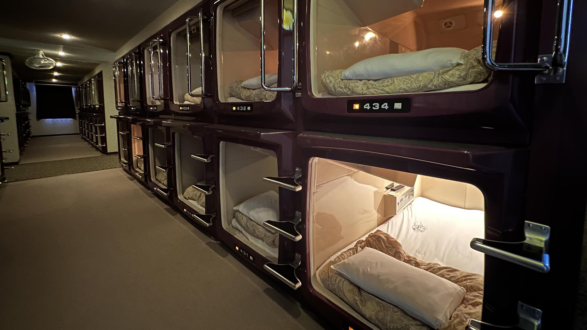 ・【カプセルルーム】羊毛敷布団、マイクロファイバー掛布団、低反発枕をご用意