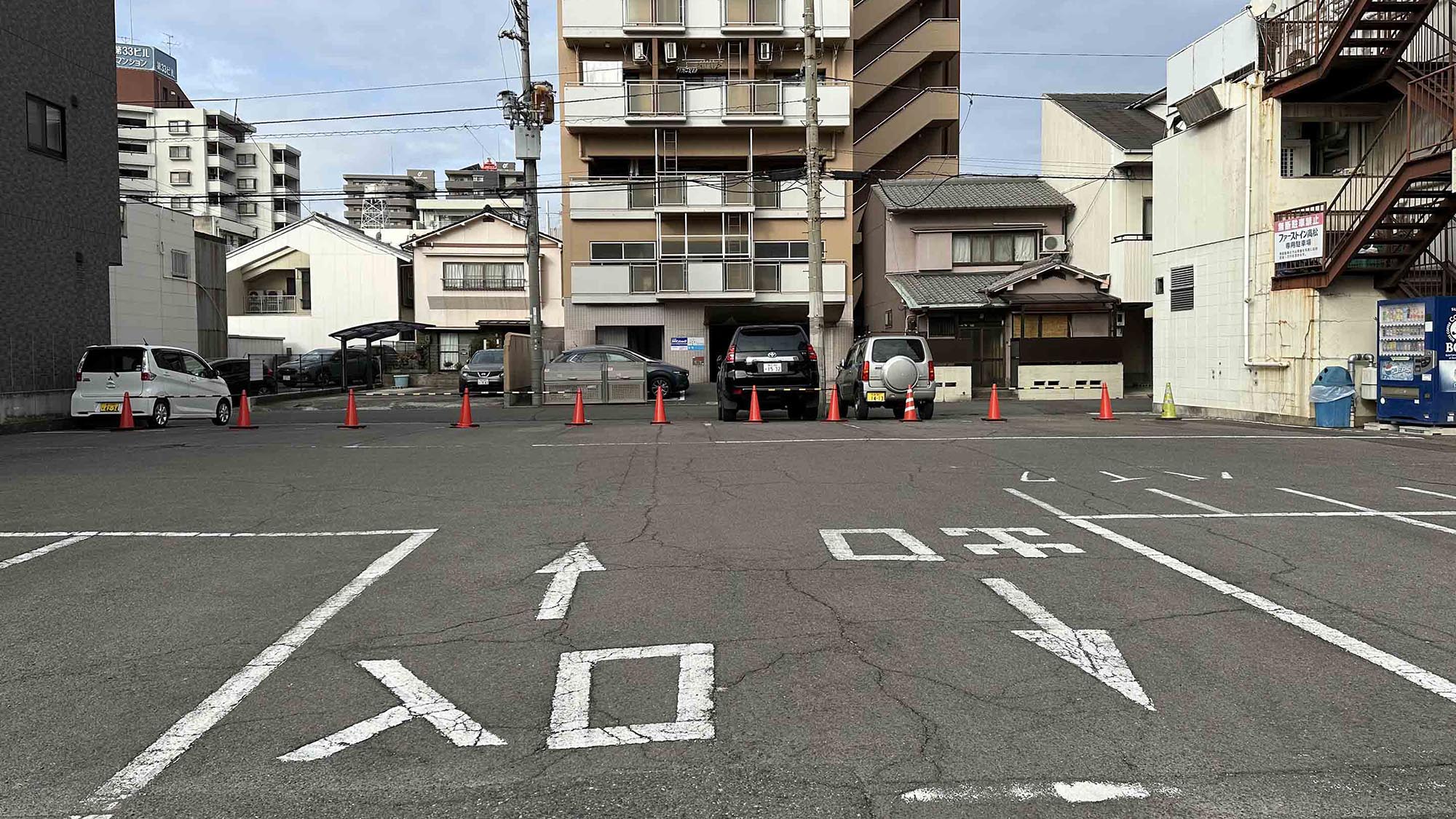 ・【駐車場】入出庫の際は車両のすれ違いに、ご注意ください