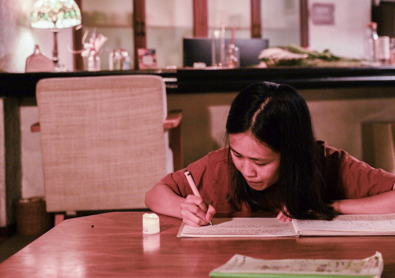 リビングルームの夜のジャーナリングスペースの様子