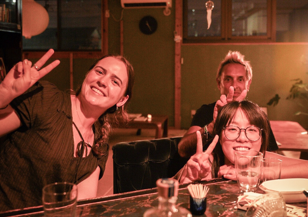 リビングルームの夜のジャーナリングスペースの様子