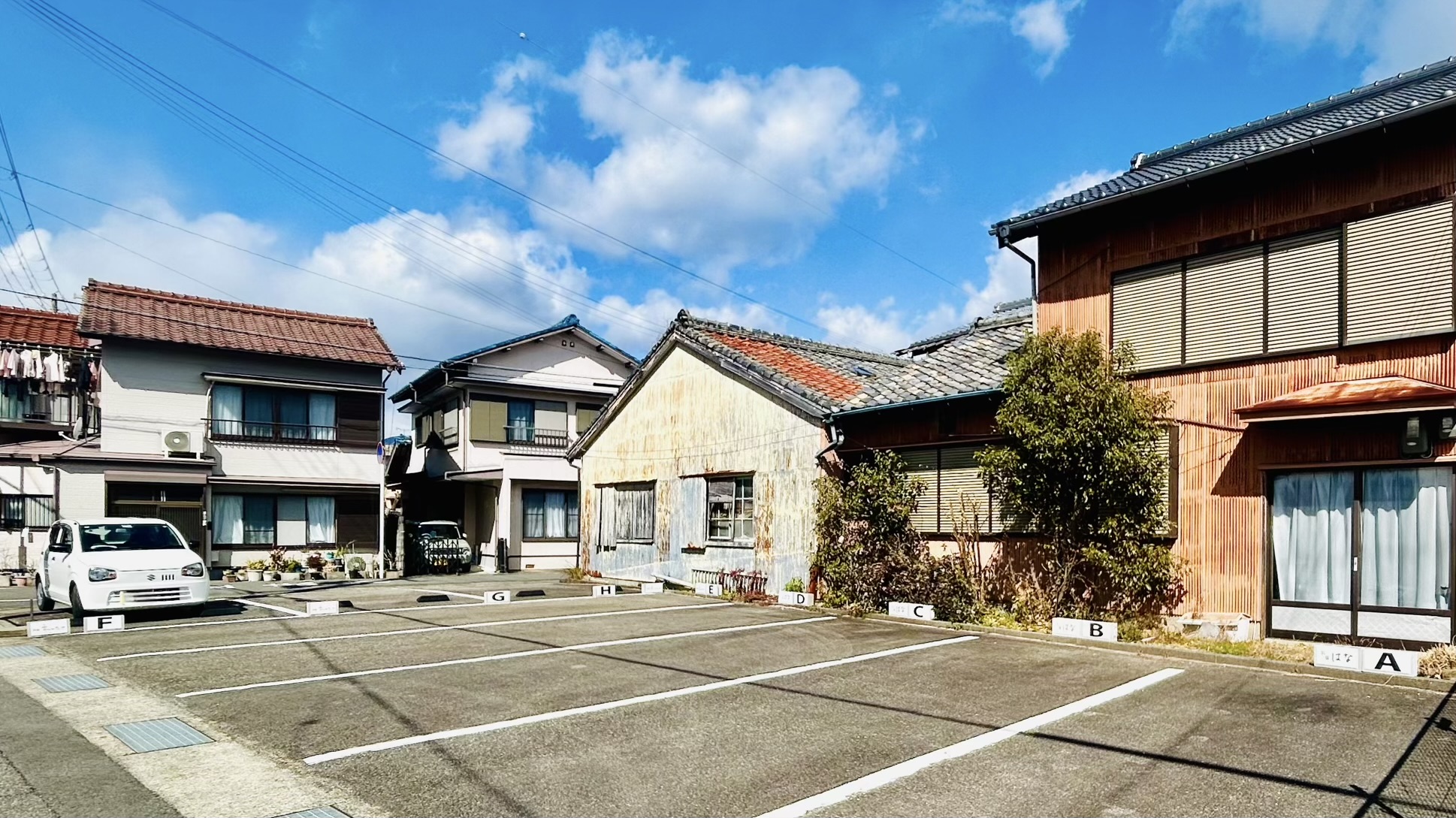 【駐車場】当館から徒歩2分ほどの場所に駐車場（A-D）があります。