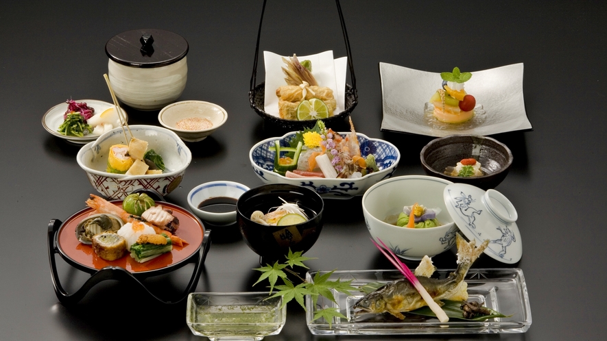 *【京会席(一例)】味はもちろん目でも愉しめる繊細な京料理をご堪能下さい。