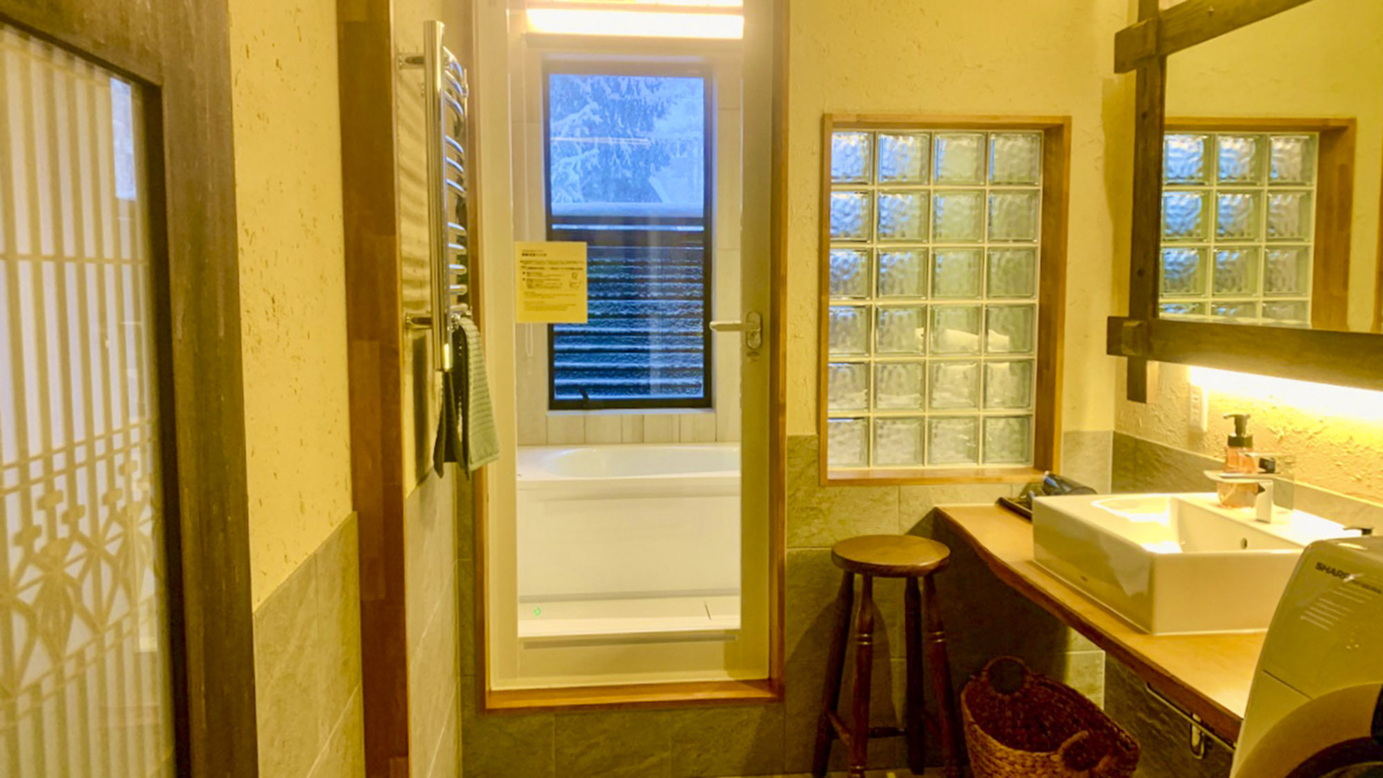 ・＜アティック〜attic〜＞オーバーヘッドシャワーが備わったマイクロバブルバス付きのバスルーム