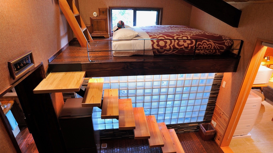 ・＜スーペリア （コンド）一例＞ロフトの階段を昇るとベッドルームです