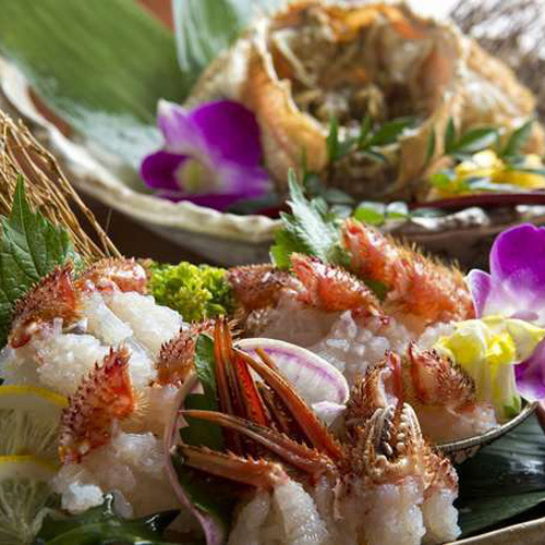 An example of how to wash a live hairy crab (sashimi)