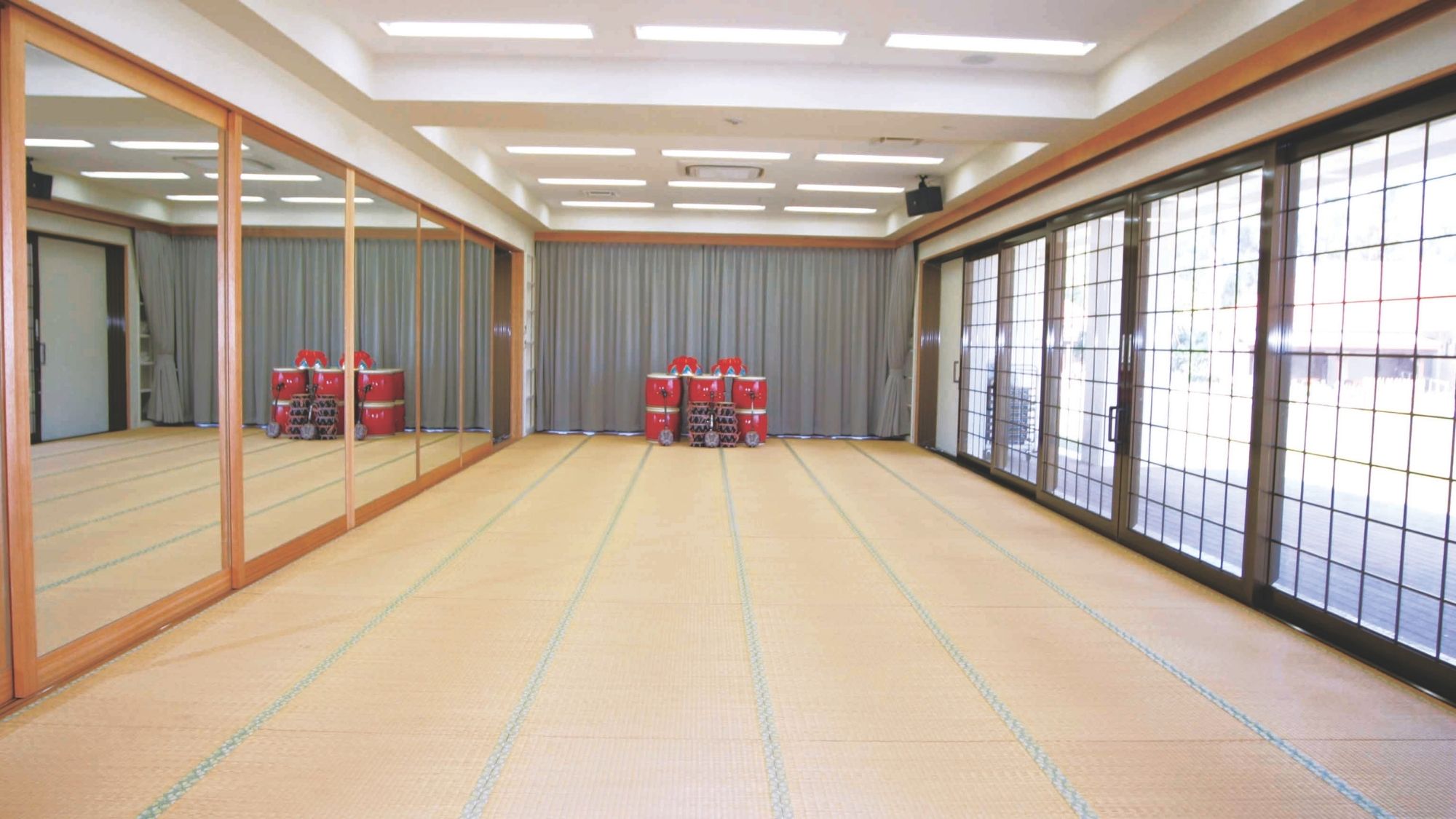 【交流棟】40畳の広々とした畳間と室内と屋外を繋ぐウッドデッキ
