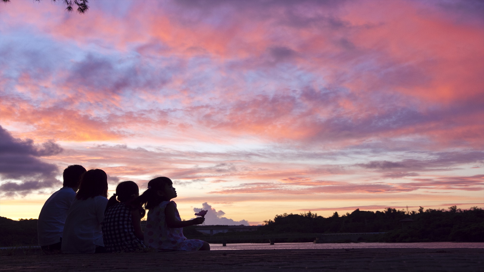 夕暮れ時に家族でのひととき。