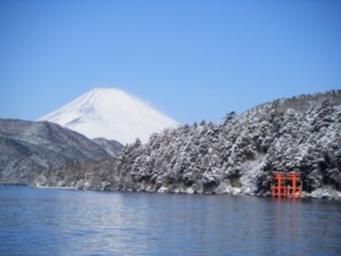 雪化粧した富士山と芦ノ湖