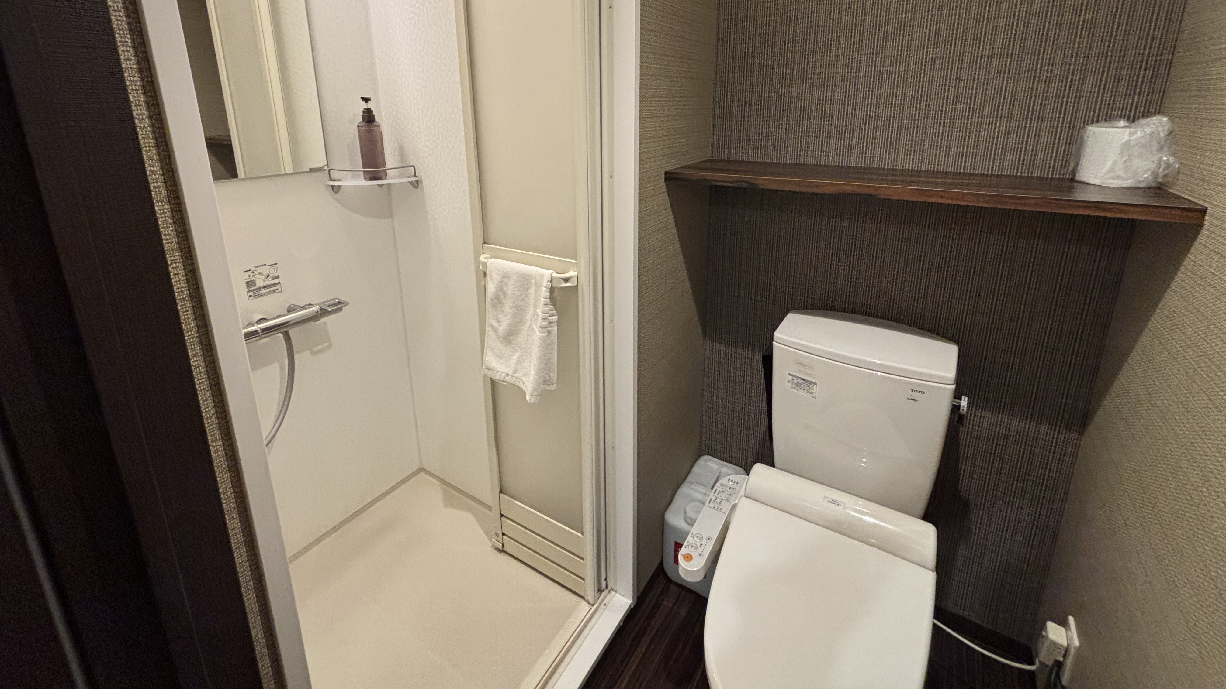 シャワーブース・トイレ全体