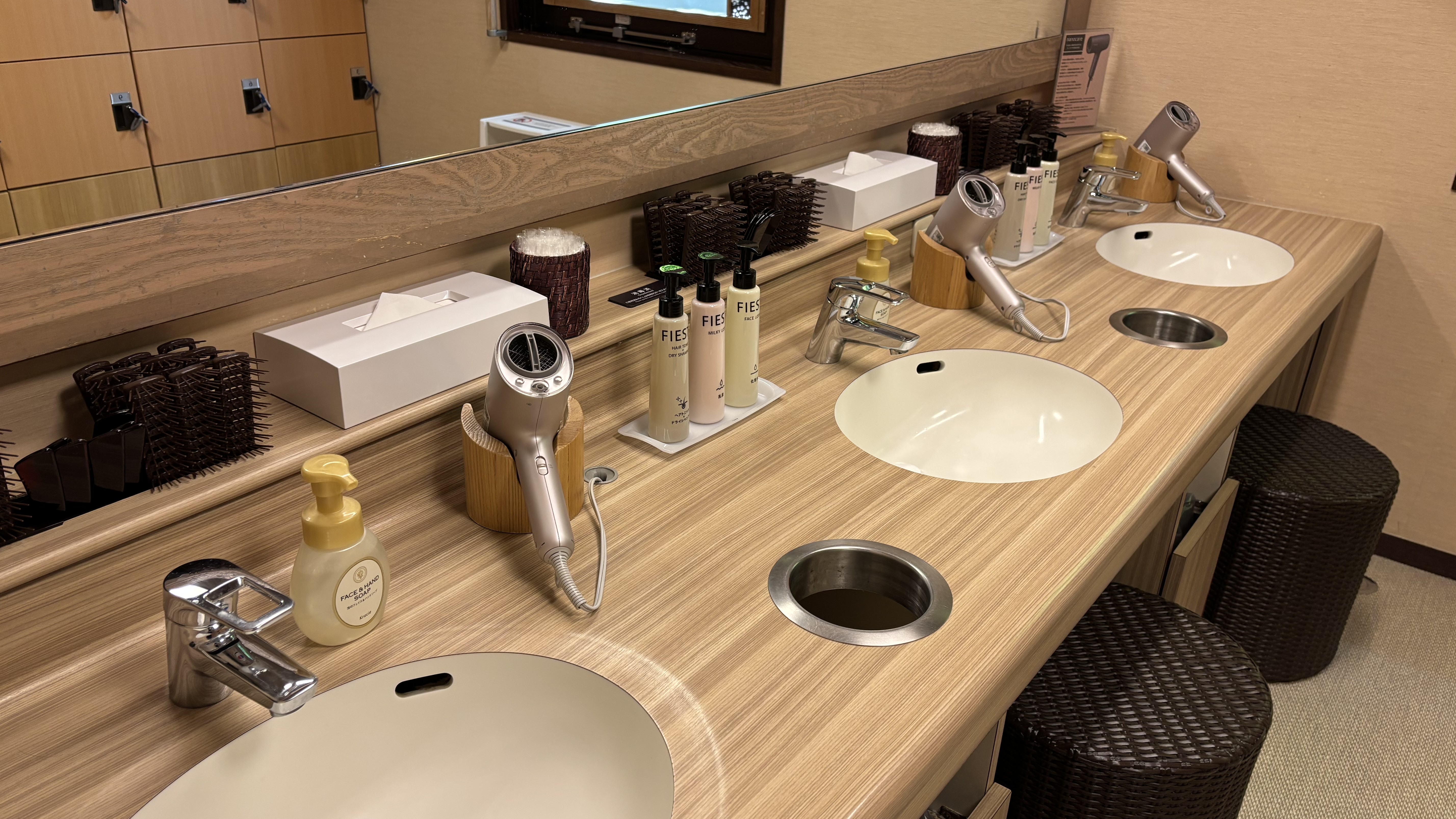 男子大浴場 洗面台