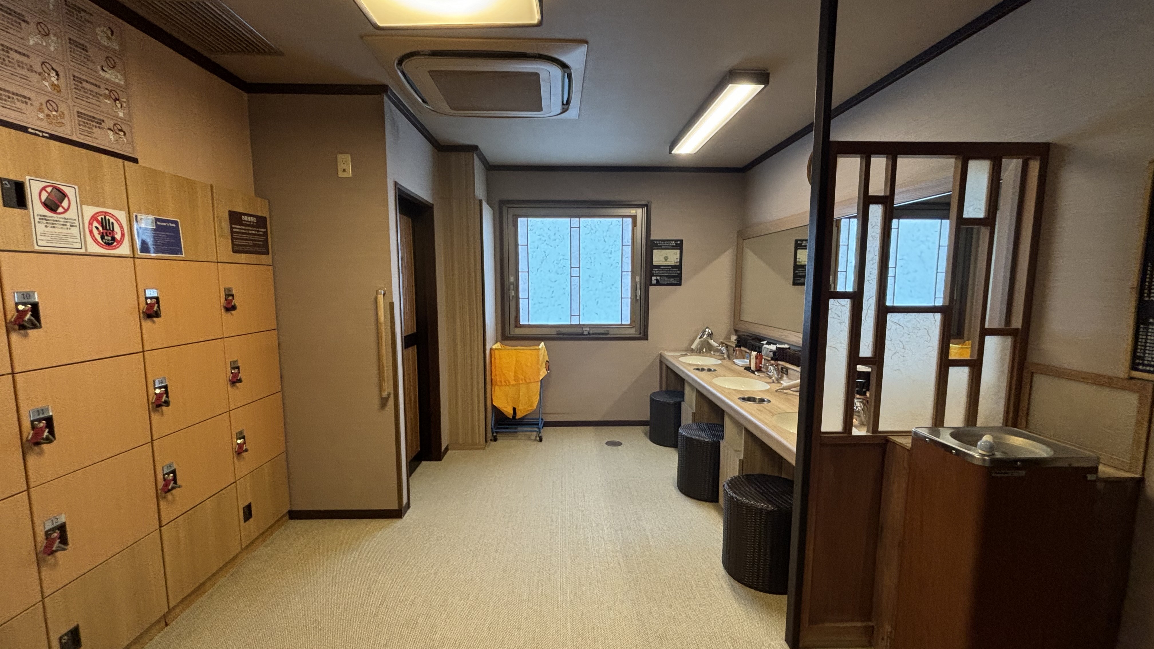 女子大浴場 脱衣所