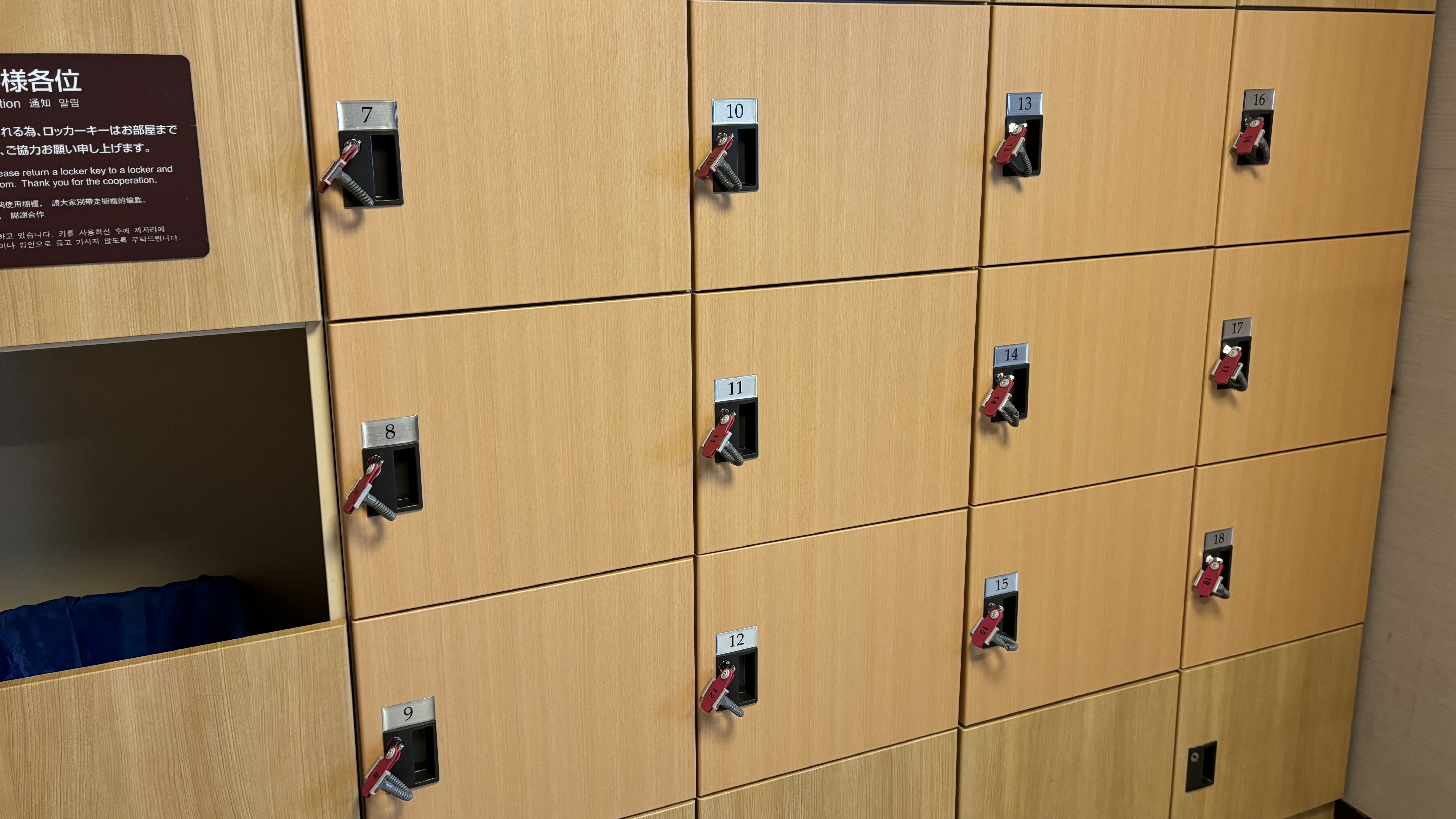 女子大浴場 ロッカー