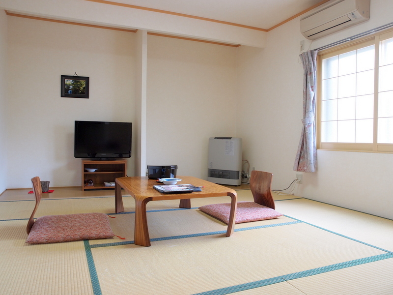 Guest room / elm