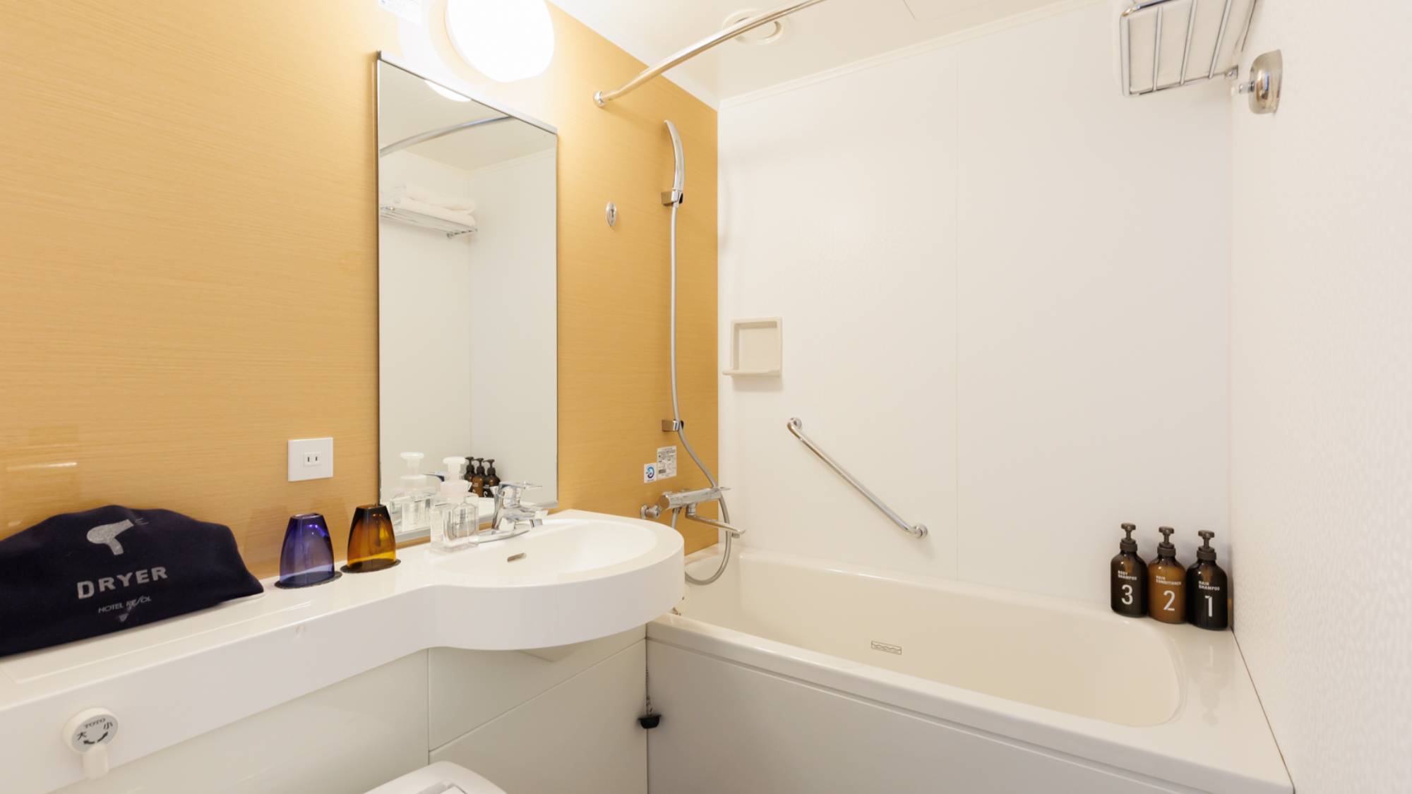 客室／バスルーム　清潔感のあるお部屋のお風呂です。