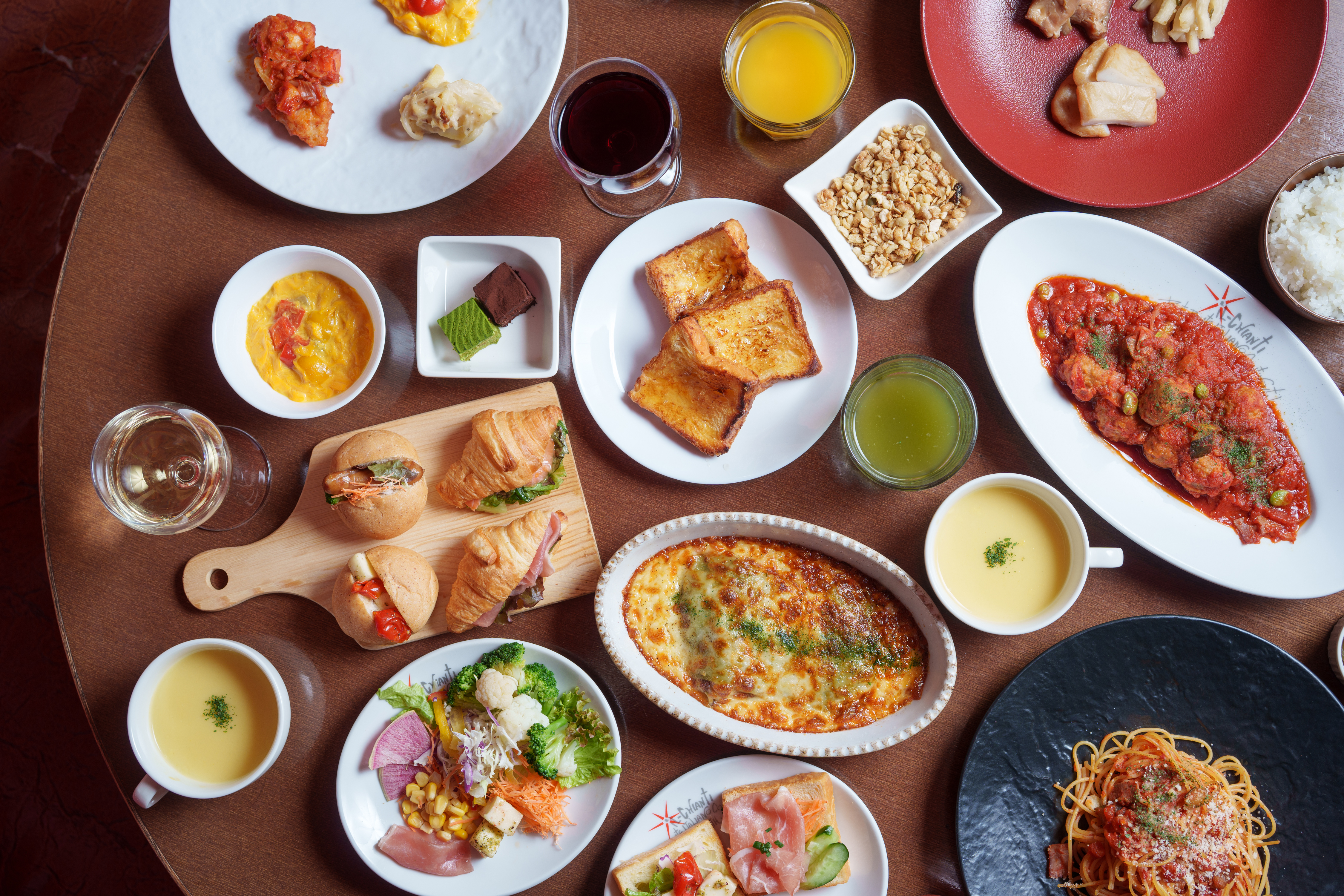 朝食・和洋バイキング／1階のイルキャンティ（約30種類のビュッフェスタイル）