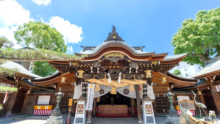 【櫛田神社】博多の総鎮守で、地元では「お櫛田さん」と呼ばれ親しまれています。当館より徒歩7分。
