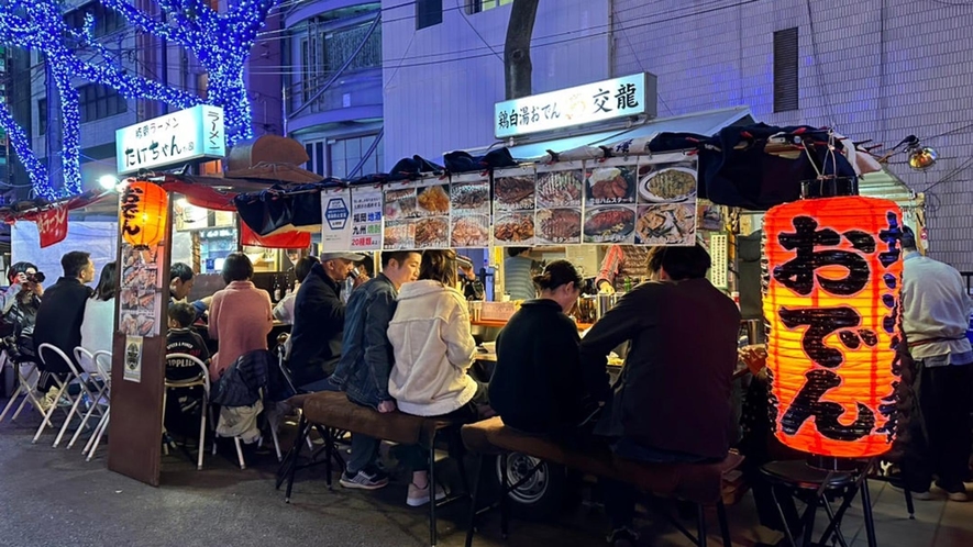 【中洲屋台街】夕暮れとともに、那珂川沿いに姿を現すのが博多名物の中洲屋台街です。当館より徒歩で7分。