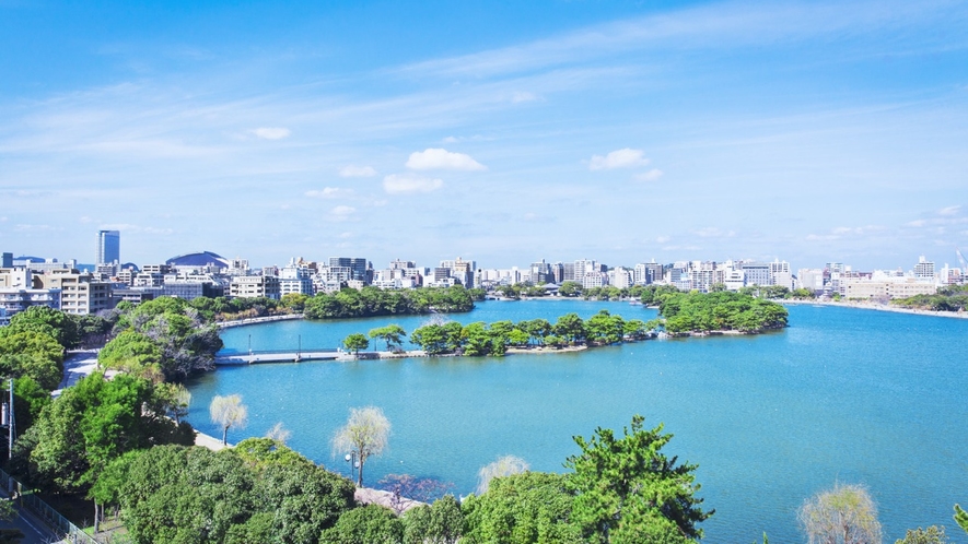 【大濠公園】全国的にも有名な福岡市民に愛される憩いの場。当館より車で15分 ／電車で約15分。