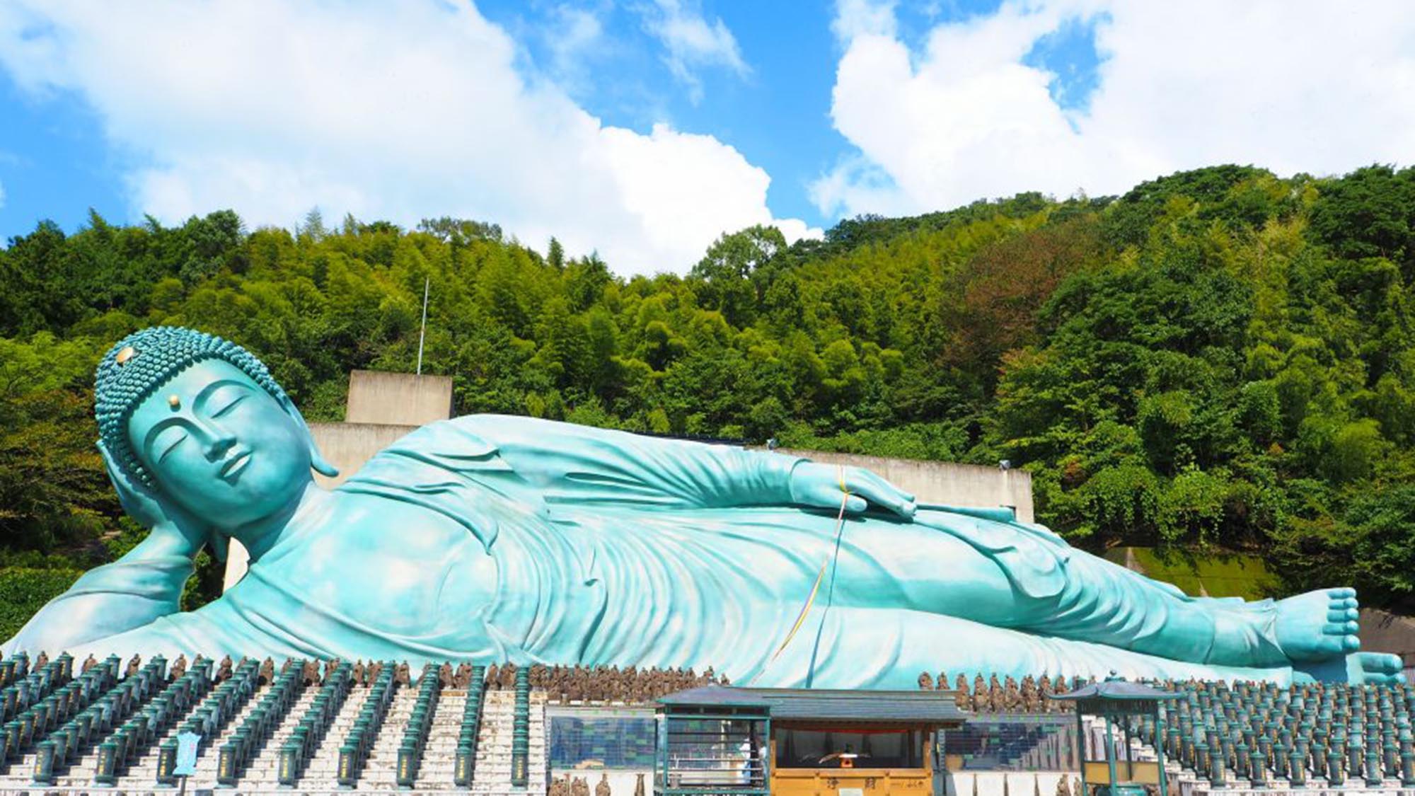 【南蔵院】世界一の大きさを誇るブロンズ製の釈迦涅槃像がある場。当館より車で30分／電車で50分。