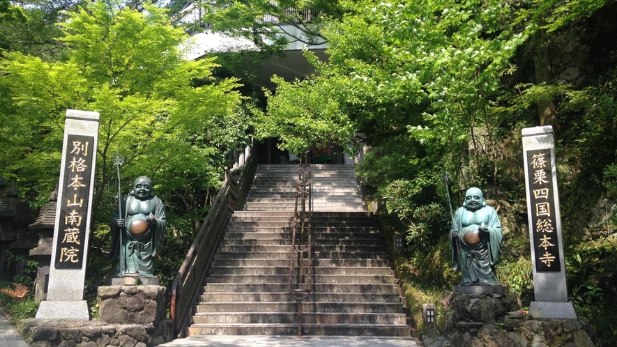 【南蔵院】世界一の大きさを誇るブロンズ製の釈迦涅槃像がある場。当館より車で30分／電車で50分。