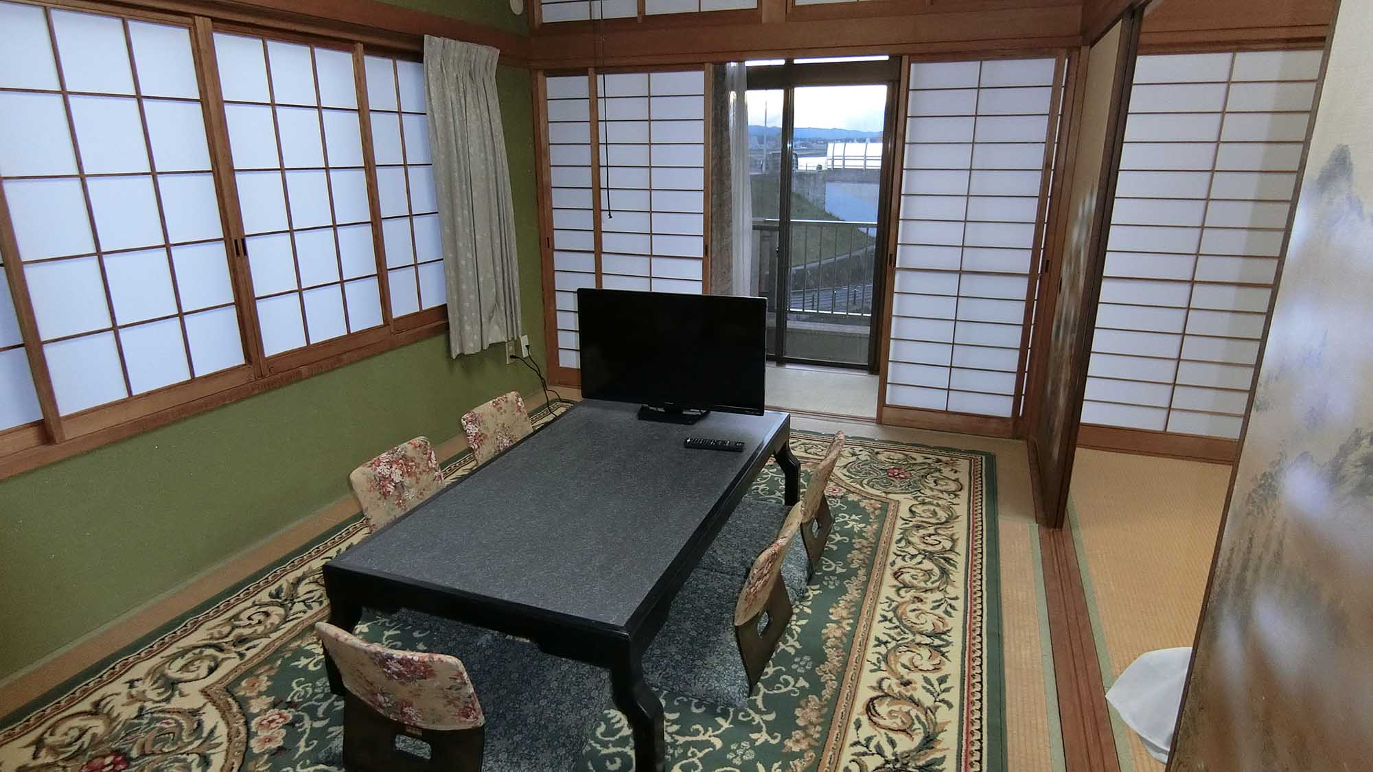 ・（和室6人部屋）純和風の畳部屋にカーペットを敷いたモダンな雰囲気