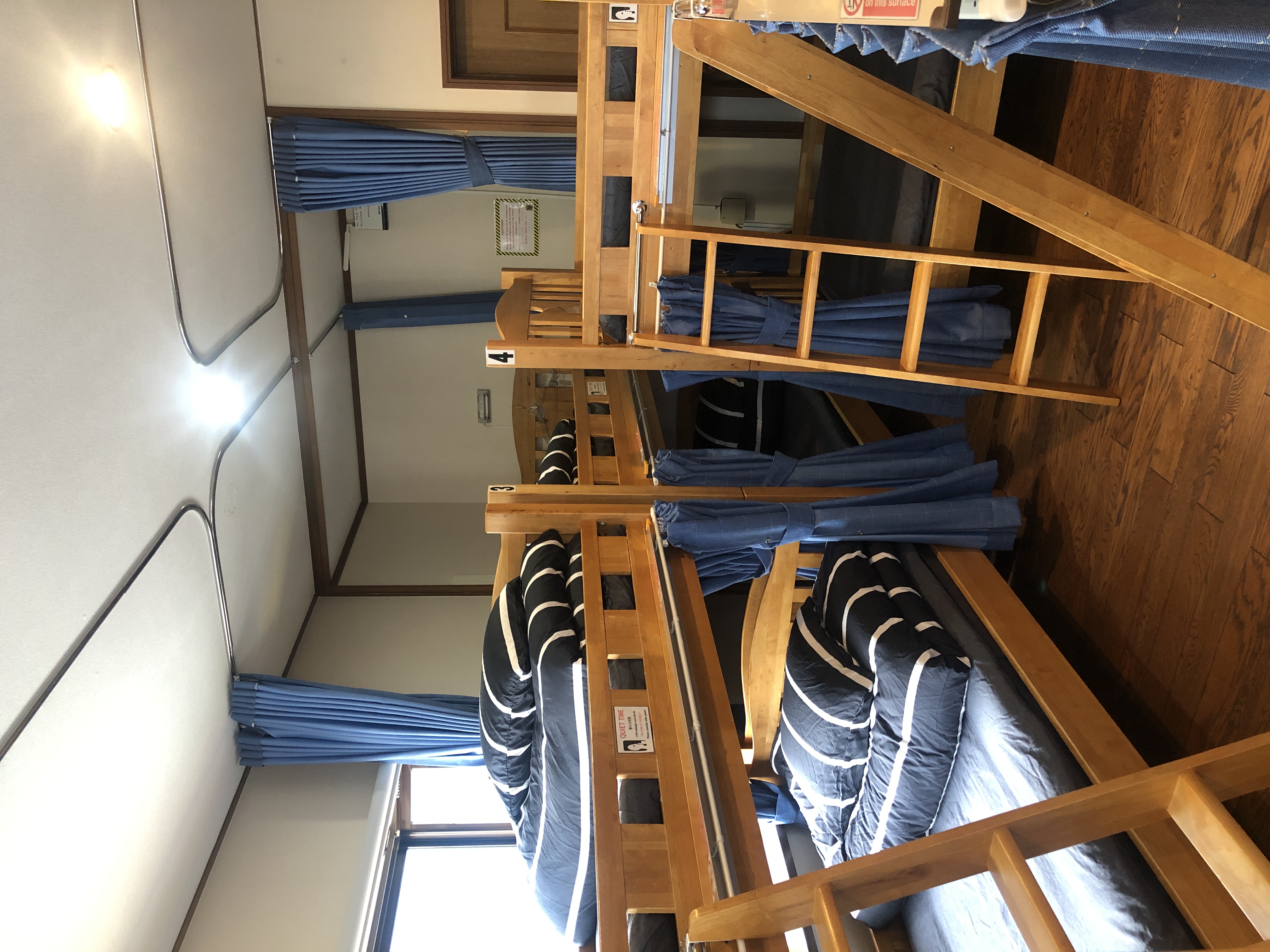 相部屋ドミトリールーム 「B」。最大10名様までご利用いただけます。各寝台には読書灯とコンセントが付いています。