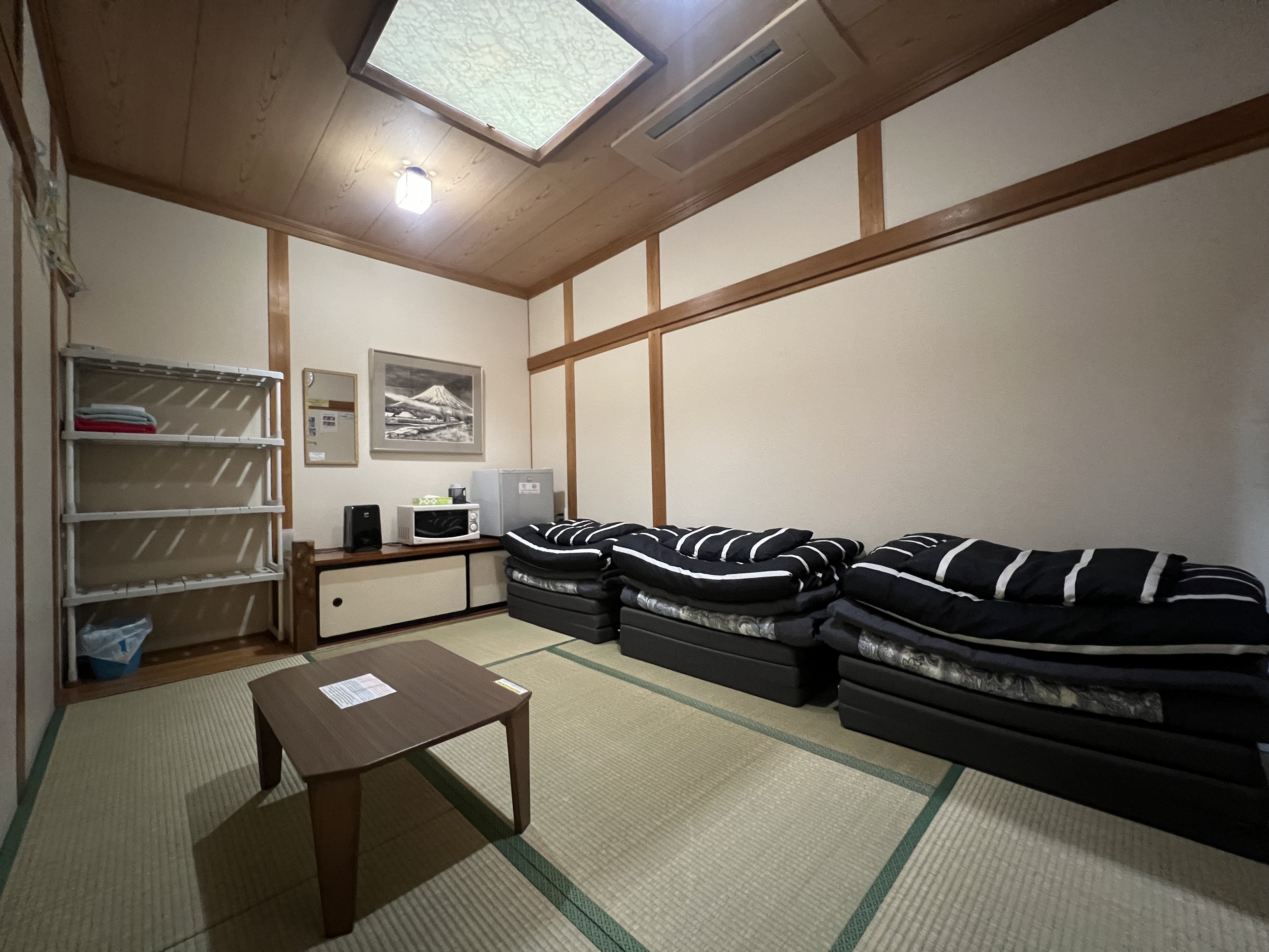 和風個室「A」は、1～3名様用のお部屋です。小型冷蔵庫、電子レンジを完備。バスタオル、フェイスタオル、歯ブラシセットをご用意しております。