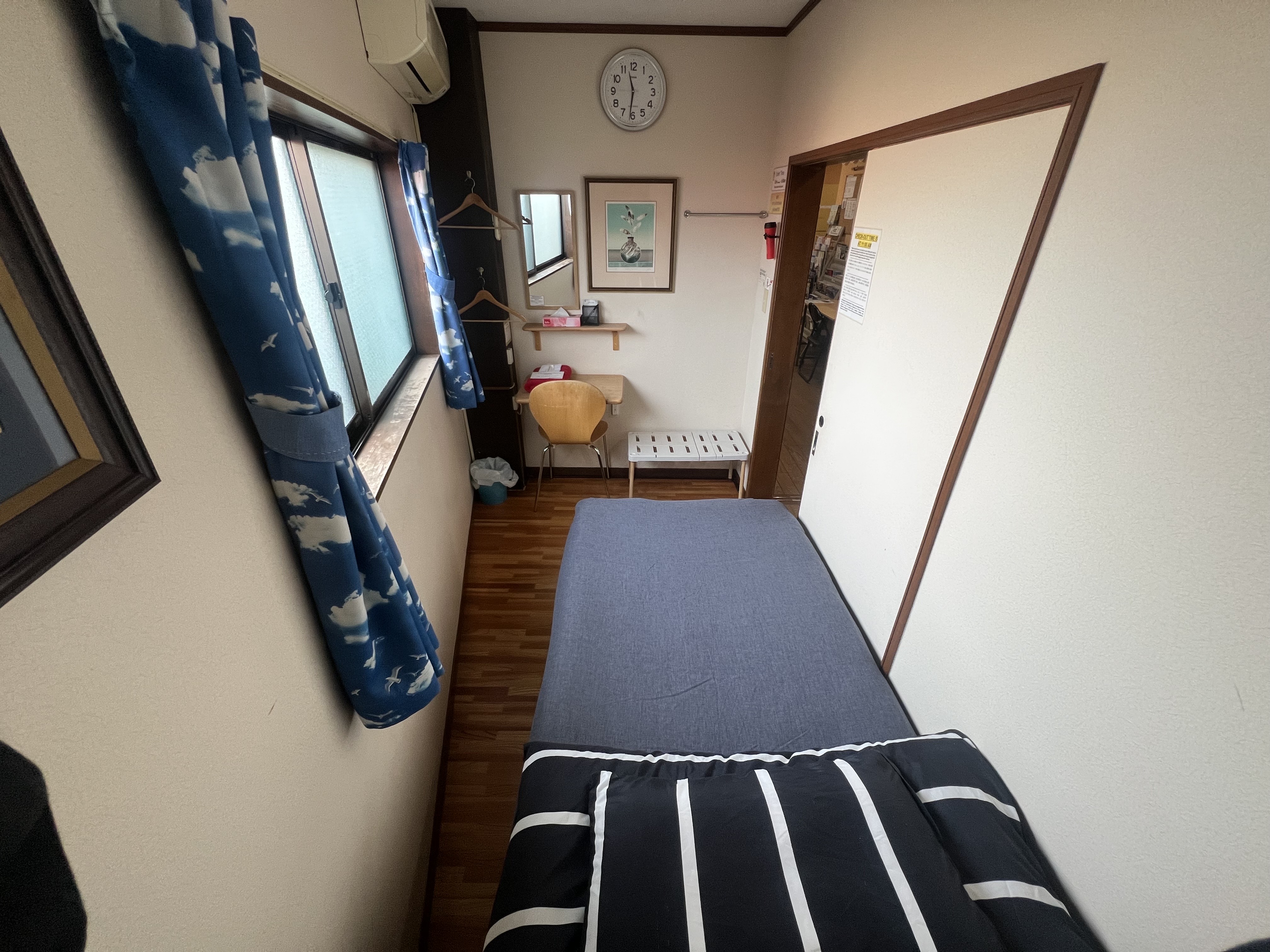 洋室個室「P1」。お一人様でのご利用に限ります。