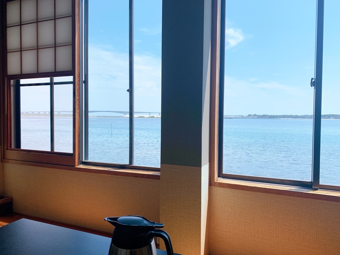 窓を開けると浜名湖が広がります。