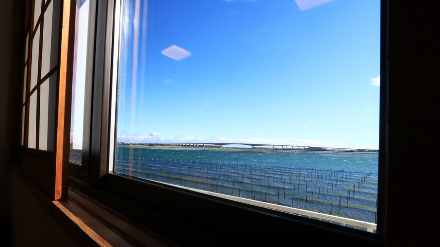 全室窓を開ければ浜名湖が広がります。*