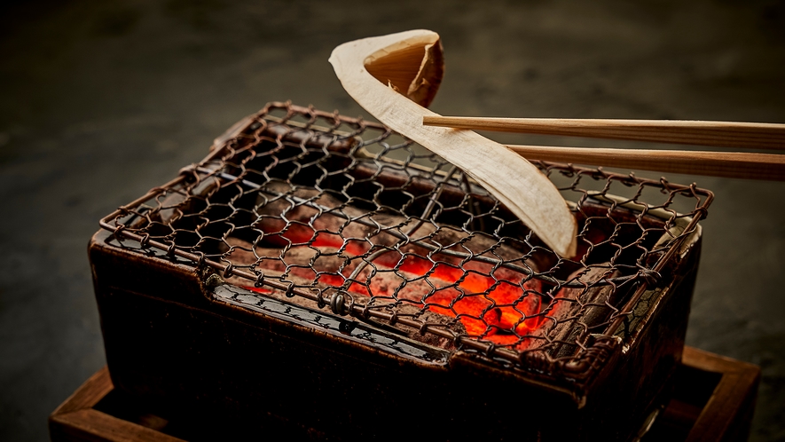 【秋の逸品-焼き松茸】炭火で焼き上げ、その瞬間から「香り」を味わう――。秋季のみ出逢える珠玉の逸品。