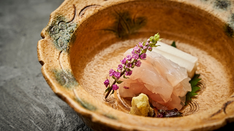 【向付一例】当館名物料理のひとつ「ぐじ(甘鯛)向付」細造りにしたぐじを、山葵と二杯酢で。