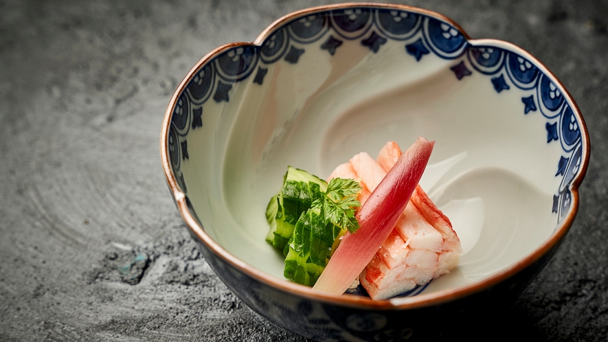 【酢物一例】紅ずわいがに、蛇腹胡瓜、酢取茗荷。かにの身を生姜を効かせた土佐酢でさっぱりと。